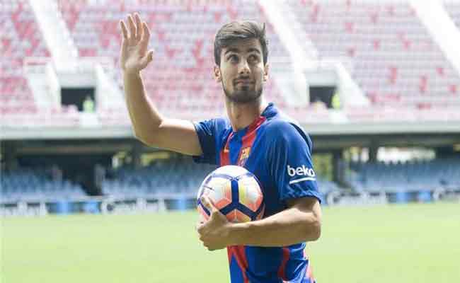 برشلونة يقدم البرتغالي أندري غوميز