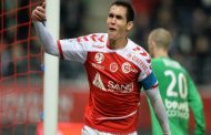 الجزائري عيسى ماندي يوقع لنادي ريال بيتيس الاسباني