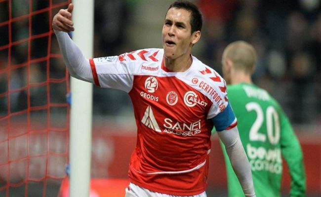 الجزائري عيسى ماندي يوقع لنادي ريال بيتيس الاسباني