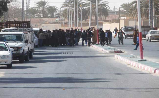 إحتجاج ساكنة زمورة في غليزان على قائمة المستفدين من قائمة 150 وحدة سكنية