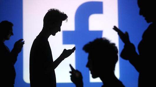 الفيسبوك سيضم كذلك أداة الملصقات والفلاتر لشبكته الاجتماعية