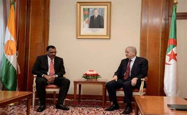 الوزير الأول عبد المالك سلال يستقبل وزير الداخلية النيجري محمد بازوم