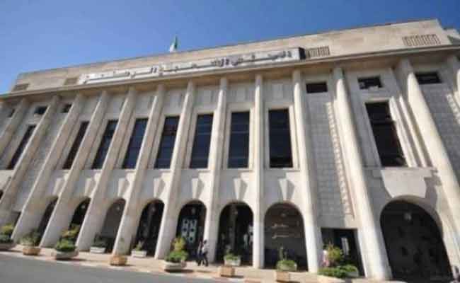 اشتراط التمتع بالجنسية الجزائرية لتولي المسؤوليات العليا في الدولة و الوظائف السياسية