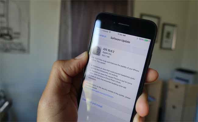 تحديث لنظام iOS يصلح المشكلة المرتبطة بالسماعات lightning