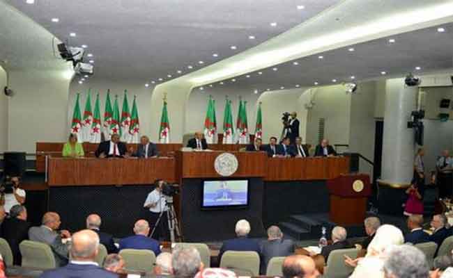 ولد خليفة في افتتاح الدورة البرلمانية : يدعو إلى العمل بمثابرة و انضباط و إخلاص للشعب و الدولة و احترام الرموز الوطنية و الإلتزام بالحوار الهادئ