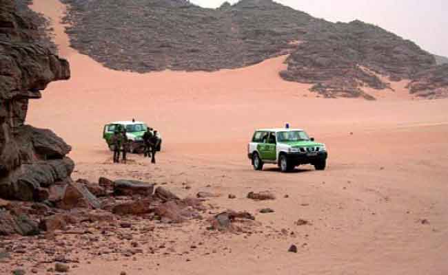 الجيش الشعبي الوطني بتمنراست و عين قزام يوقف 12 مهربا و يضبط عددا من المحجوزا