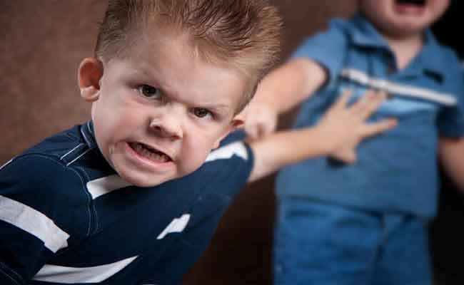 لماذا اطفال هذا الجيل بدون حياء ولا يحترمون ابائهم ولا اكبر منهم سنا