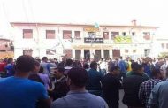 محتجون غاضبون على وفاة رجل لقي حتفه بعد سقوطه في مشروع للصرف الصحي يحاصرون بلدية شعبة العامر