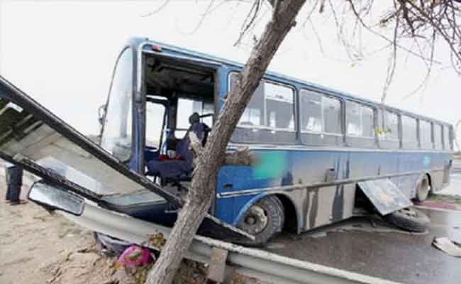 وفاة شخص و إصابة 21 آخرين إصابات متفاوتة في حادثة سير مميتة بالطارف