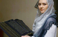 فنانة أذربيجانية تصمم أول مصحف مكتوب على الحرير في العالم