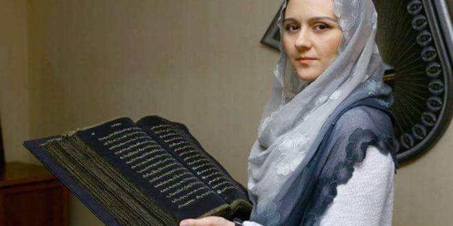 فنانة أذربيجانية تصمم أول مصحف مكتوب على الحرير في العالم