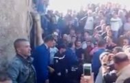 مواطنون يعلقون لصا من رجليه و ينهالون عليه بالضرب رافضين تسليمه للشرطة في أحد أسواق المواشي بولاية بجاية
