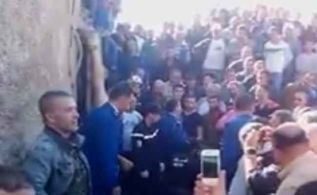 مواطنون يعلقون لصا من رجليه و ينهالون عليه بالضرب رافضين تسليمه للشرطة في أحد أسواق المواشي بولاية بجاية