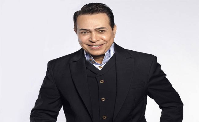 حكيم يستعد للمولد النبوي ب