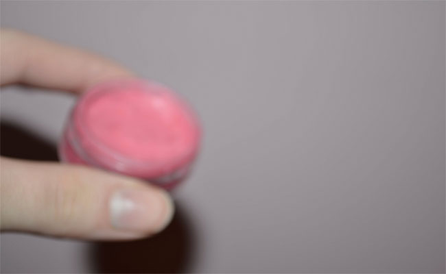 كيف تصنعين مرطب شفاه طبيعيًا في المنزل؟