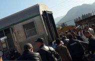 قطار لنقل المسافرين يصطدم بجرافة في ممر غير محروس  بتيمزيرت ببجاية