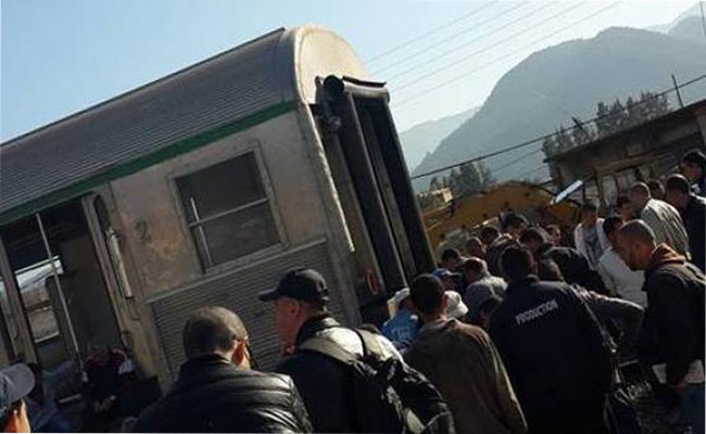 قطار لنقل المسافرين يصطدم بجرافة في ممر غير محروس بتيمزيرت ببجاية