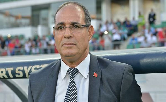 الزاكي يرفع معنويات لاعبيه قبل مباراة الكأس