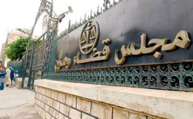 محتال يسحب معاشات المتقاعدين مستخدما بطاقات مزورة
