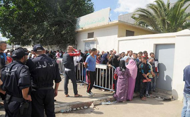 خروج 534 عائلة مقصية من عملية الترحيل بحي الحفرة القصديري بوادي السمار للاحتجاج بالحراش