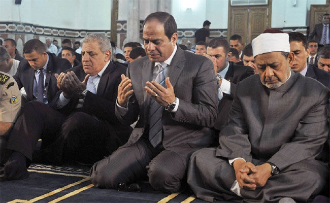 السيسي يستعمل الدين والأخلاق للحفاظ على شعبيته المتدهورة