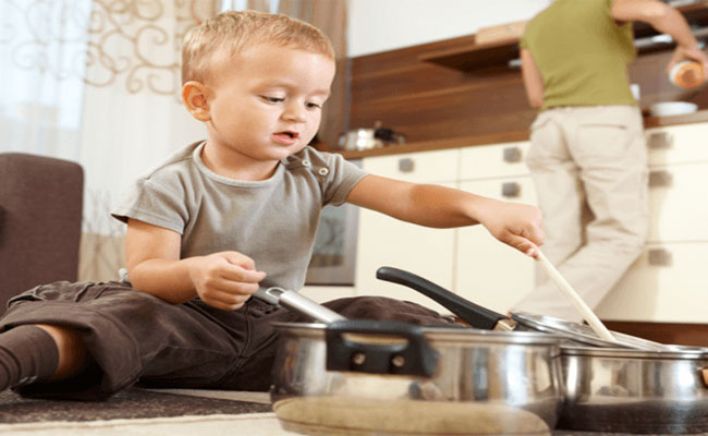 أشياء غريبة تجذب الطفل أكثر من الألعاب..تعرفي عليها