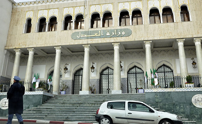 وزارة العدل تعد مشروع قانون يجرم الغش في الامتحانات