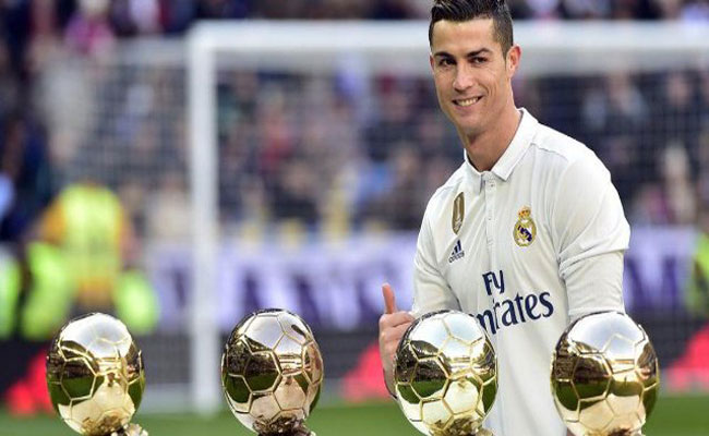 رونالدو يقترب من جائزة الفيفا