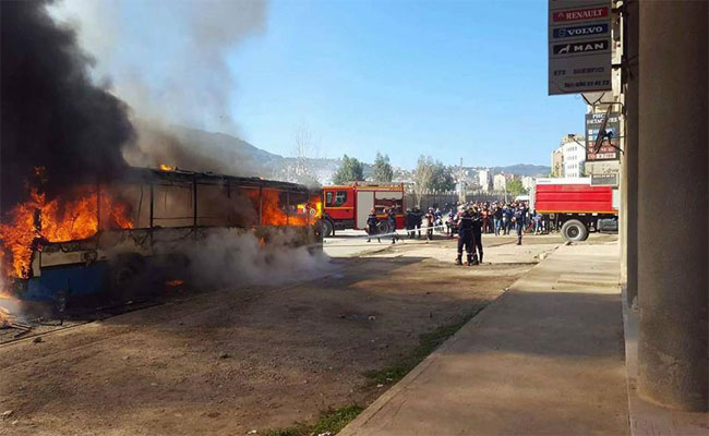 احتجاجات عارمة و أعمال شغب و إغلاق للمحلات التجارية في عدد من بلديات ولاية بجاية