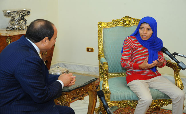 فتاة العربة المصرية : السيسي لم يمنحني أي شيء مما وعدني به