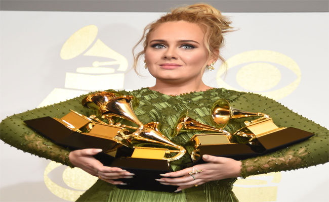 أديل تنتزع 5 جوائزغرامي وتكسر واحدة من أجل عيون بيونسيه