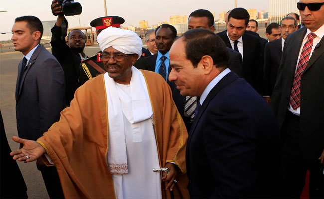 الرئيس السوداني يتهم مصر بدعم المعارضة ويهددها بالتصعيد