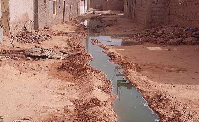 تخوف ساكنة اقسطن بعين صالح من اختلاط مياه الشرب بمياه الصرف الصحي بعد غرق المنطقة في المياه القذرة!