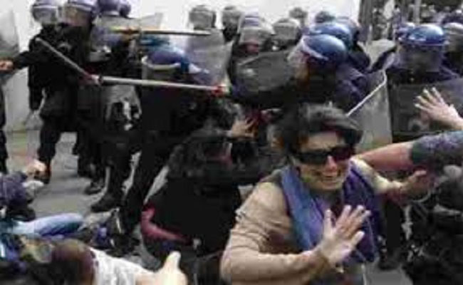 يا رجال الشرطة يجب ان تعنفوا المجرمين وليس طلاب الجامعات