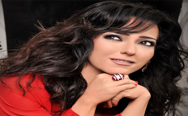 أمل عرفة ممثلة ومنتجة و مؤلفة في