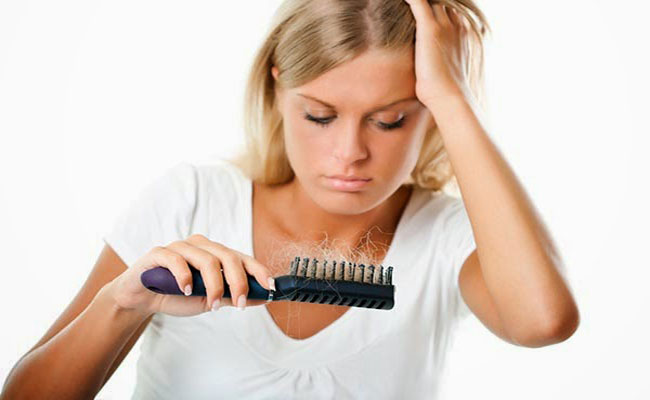 4 وصفات طبيعية لحماية شعرك الدهني من التساقط