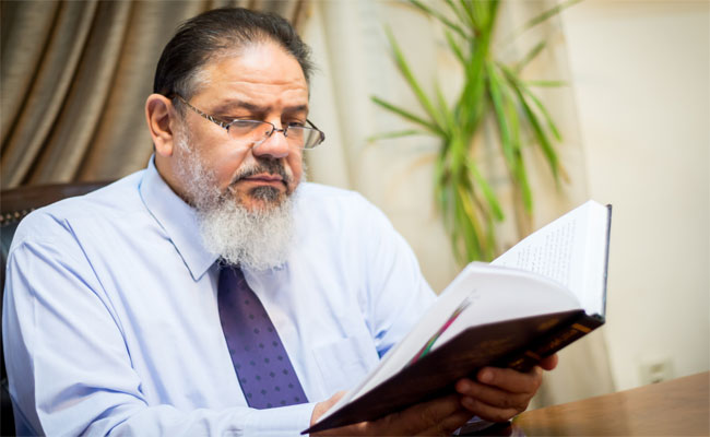 محامي الإخوان المسلمين: حل الأزمة سيتضمن عودة مرسي