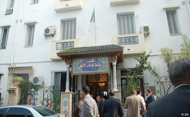 انقسام داخل حزب الأفلان بعد ظهور قوائم الترشيحات و أصوات تطالب بتعجيل عقد مؤتمر استثنائي لتنحية ولد عباس!