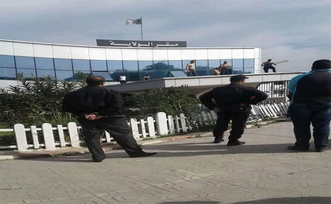 مجموعة من الشباب يهددون بالانتحار الجماعي من فوق سطح مقر ولاية البويرة