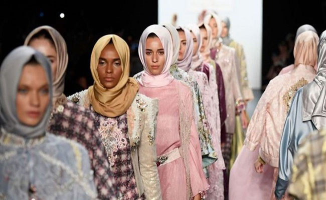 في الوقت الذي تغزو الملابس الفاضحة اسواقنا اللباس المحتشم يغزو الأسواق العالمية