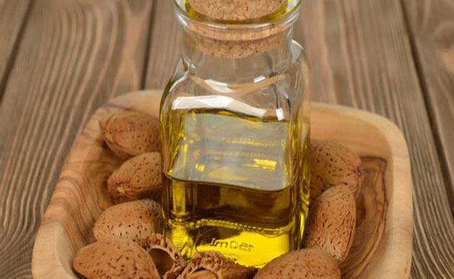 فوائد زيت اللوز على البشرة والشعر