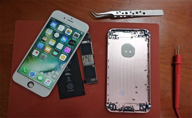 قام بصناعة هاتف أي فون خاص به وعرض العملية على اليوتيوب