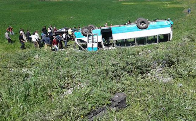 حادث مرور خطير : اصطدام بين حافلة و سيارة و انقلابهما بقالمة