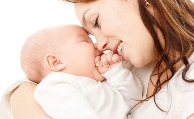 إذا لاحظتِ هذه الاعراض عند طفلك... فاعرفي أنّه يعاني من نقص الحنان!