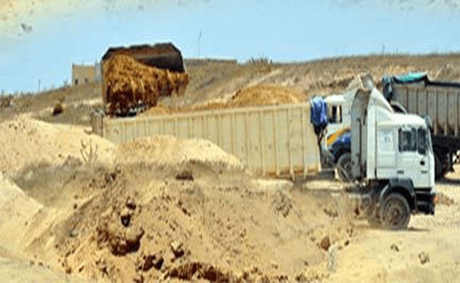 محاولة ثلاثة أشخاص الانتحار حرقا بسبب نشاط مرملة فوق أرضهم التي يحزون ملكيتها و المستثمر يؤكد توفره على ترخيص!