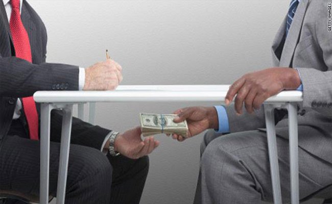 إدانة أشهر طبيب شرعي بالجلفة بعد أنه ضبطته الشرطة متلبسا بقبض الرشوة في مكتبه