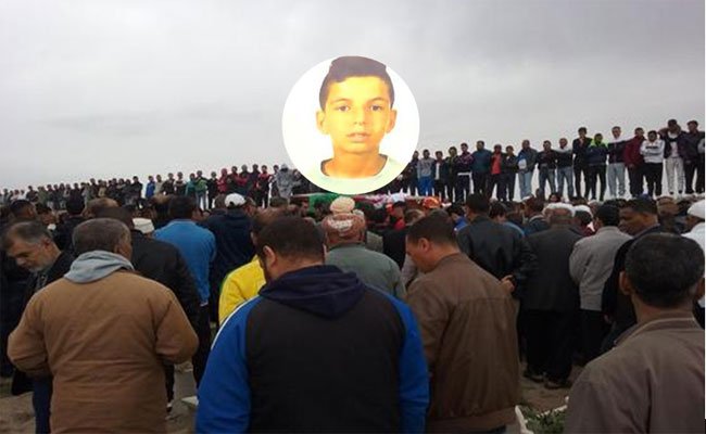 المئات حضروا لتشييع جثمان الطفل