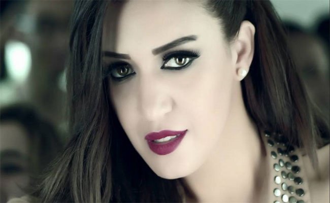 أسماء لمنور تفرج عن أحدث أغانيها