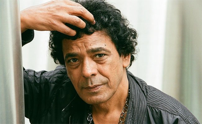 محمد منير يغني عن اللاجئين في