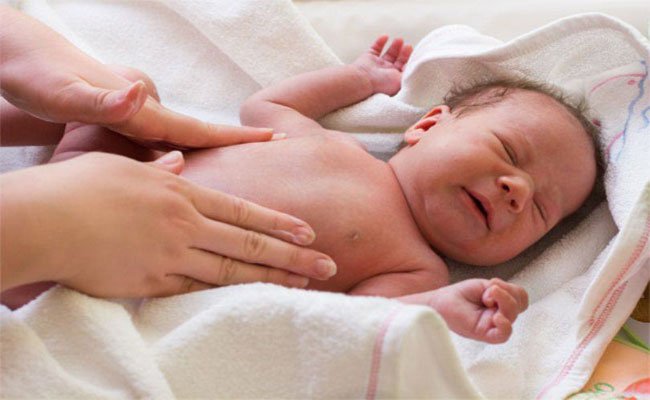 نصائح لعلاج الغازات لدى المولود
